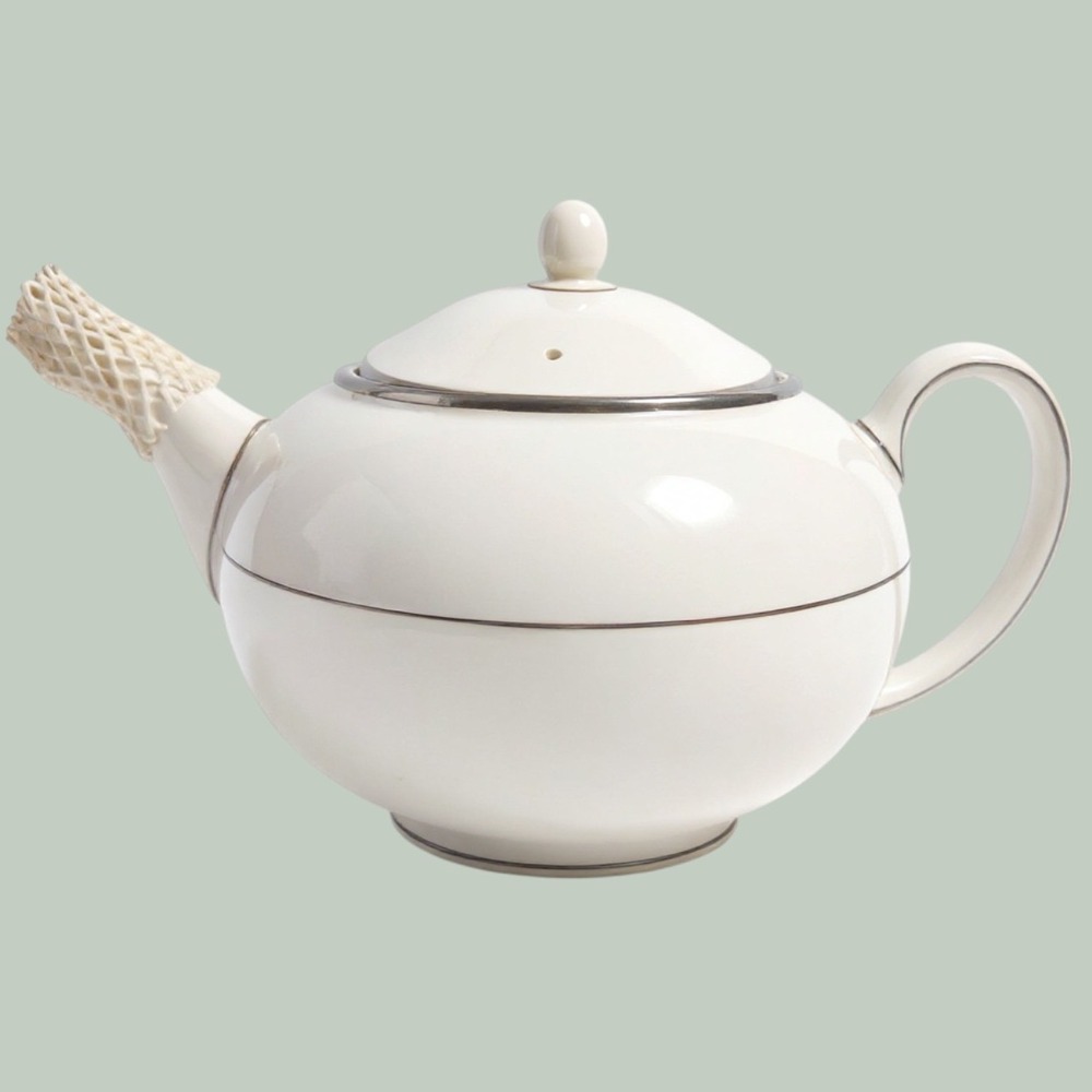 Wedgwood Carlyn W4302 Teapot Bone China Platinum Trim Made in England White
